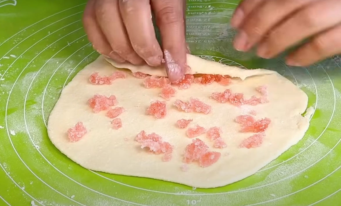 Нежные творожные булочки с мармеладом: вкуснятина, которая просто тает во рту!